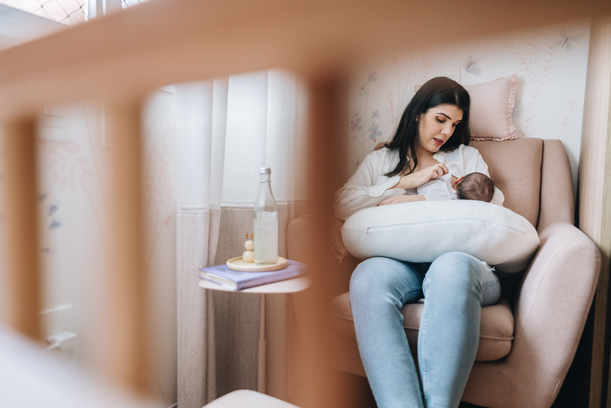 Breastfeeding or formula, and starting solids - How to feed your baby the best way