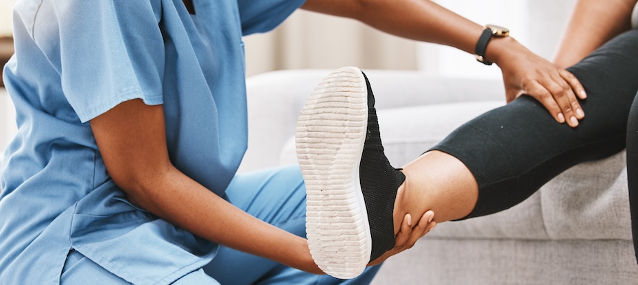 A physiotherapist examines the legs of a patient in a hospital, emphasizing the importance of professional guidance for foot arthritis and its treatment