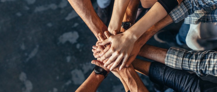 Group of close friends with good social wellness